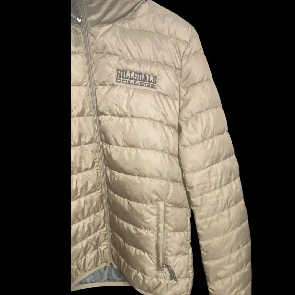 NWOT Hillsdale College Tan Packable Puffer Jacket - Picture 4 of 10
